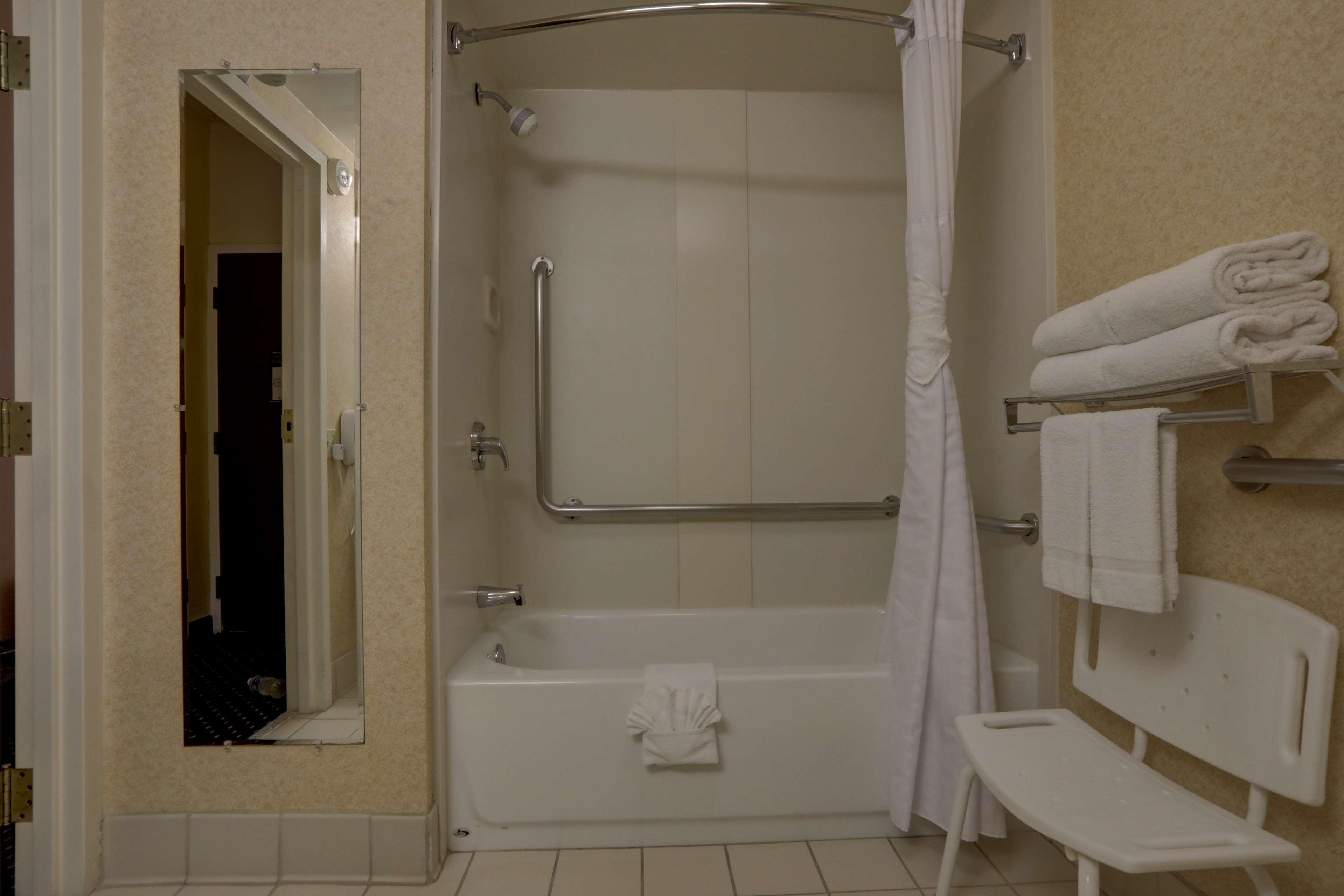 Surestay Plus Hotel By Best Western Chicago Lombard Habitación foto