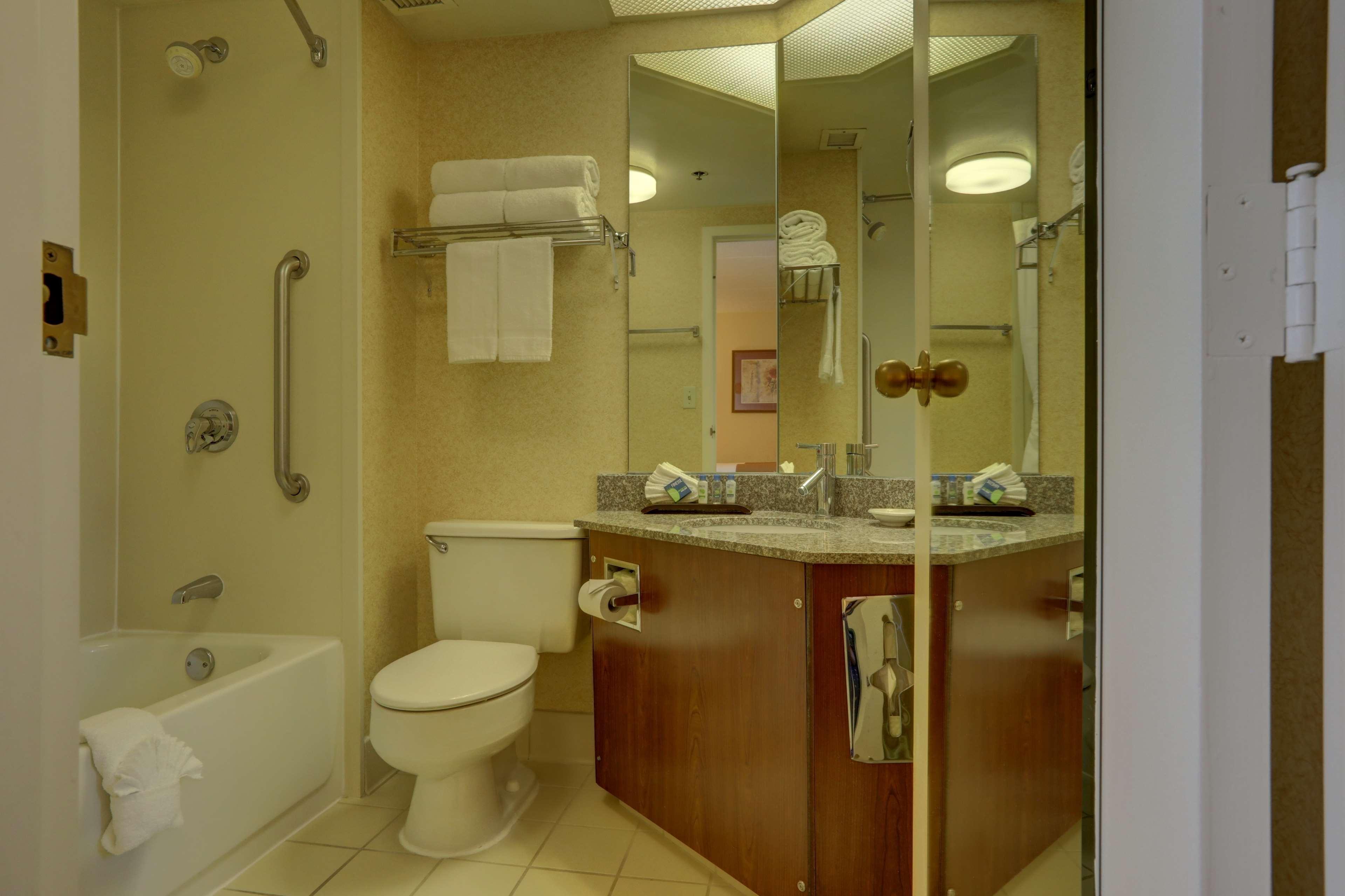 Surestay Plus Hotel By Best Western Chicago Lombard Habitación foto