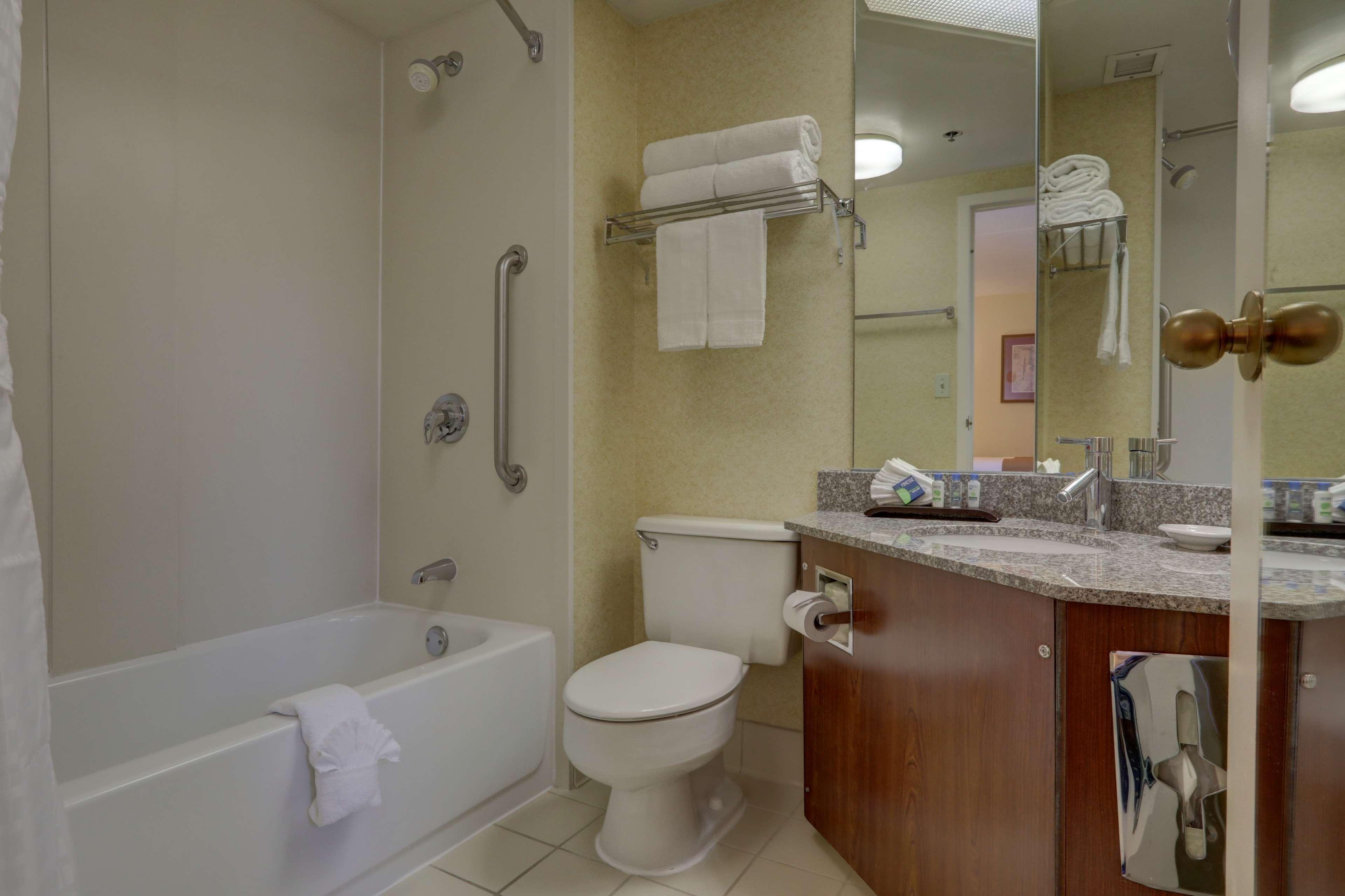 Surestay Plus Hotel By Best Western Chicago Lombard Habitación foto