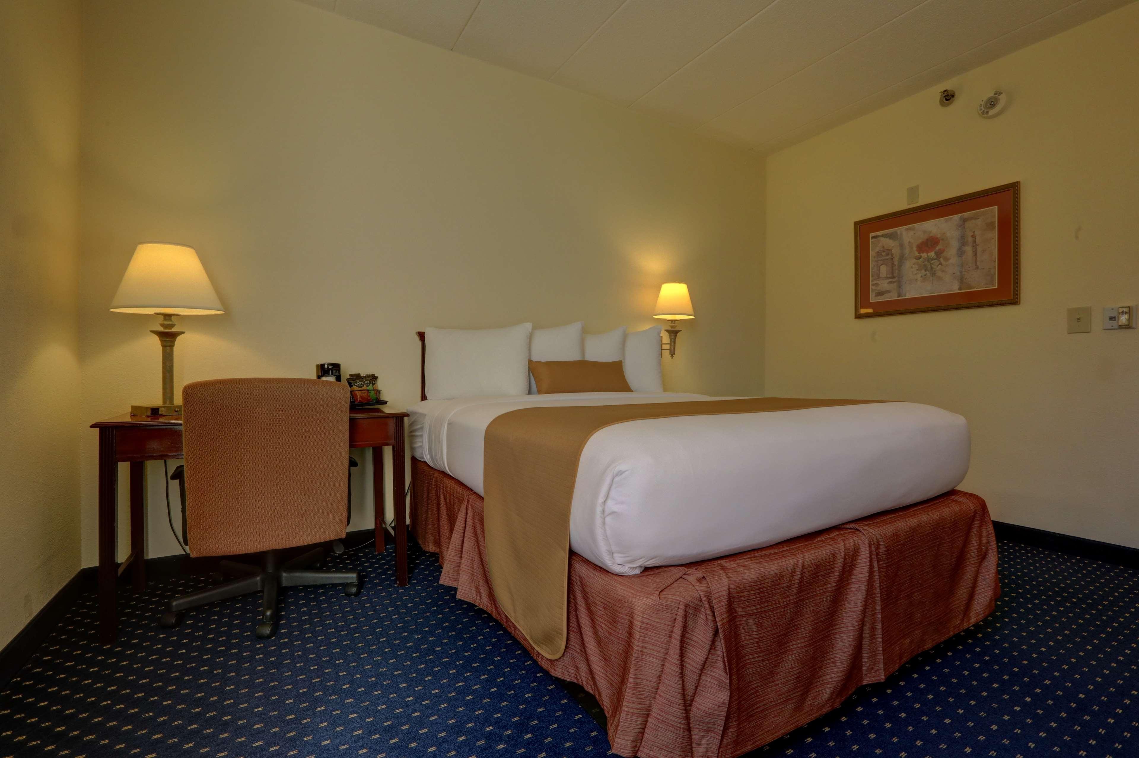 Surestay Plus Hotel By Best Western Chicago Lombard Habitación foto